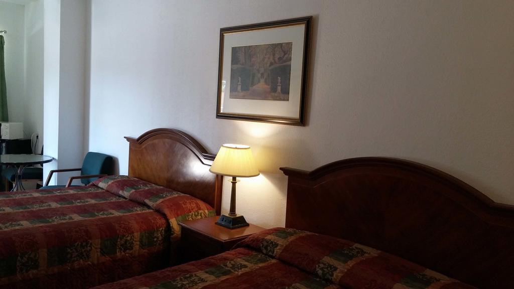 Country Regency Inn & Suites Manvel Exterior foto