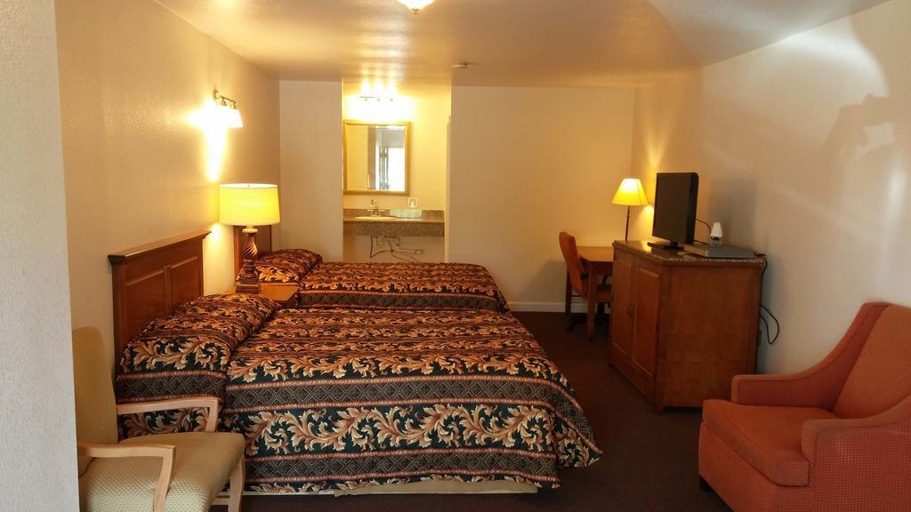 Country Regency Inn & Suites Manvel Quarto foto