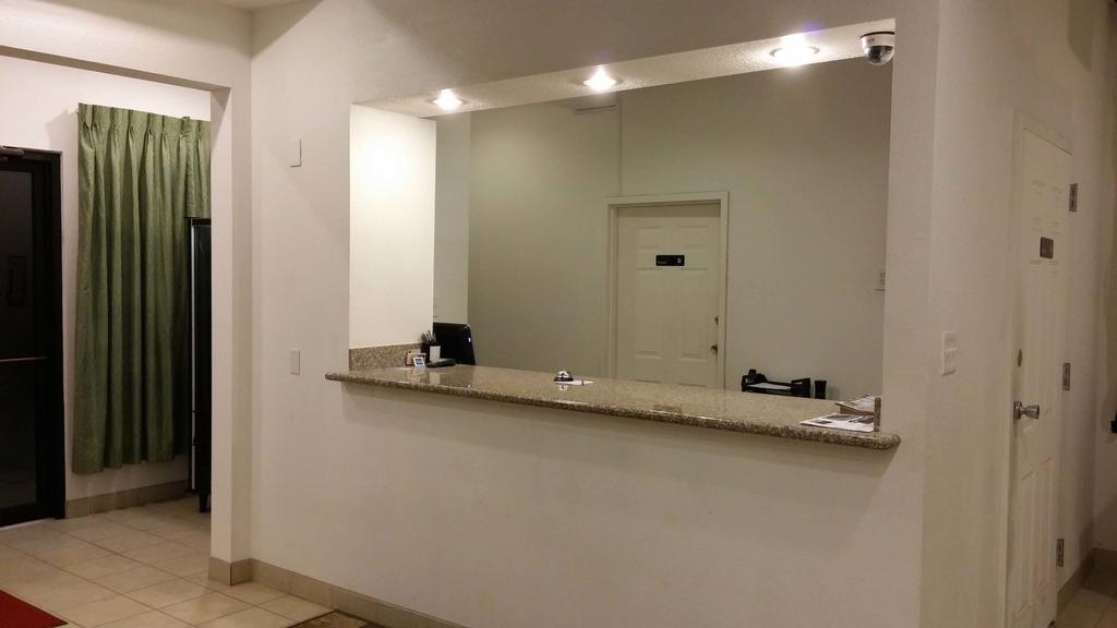 Country Regency Inn & Suites Manvel Exterior foto